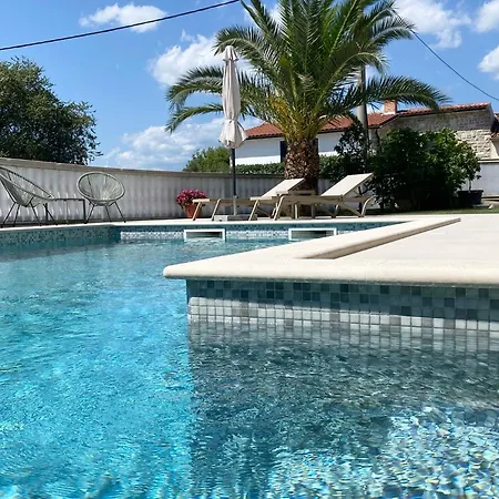 Komljenovic Пула